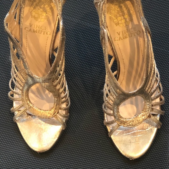 Vince Camuto gold sz 6, 4” heel leather upper - Picture 4 of 7